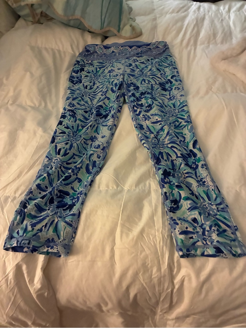 Lilly Pulitzer Blue Floral Print Leggings
Size L